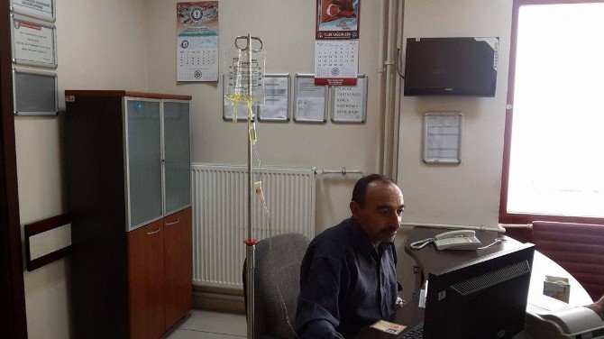 Kolundaki serum ile hizmet verdi