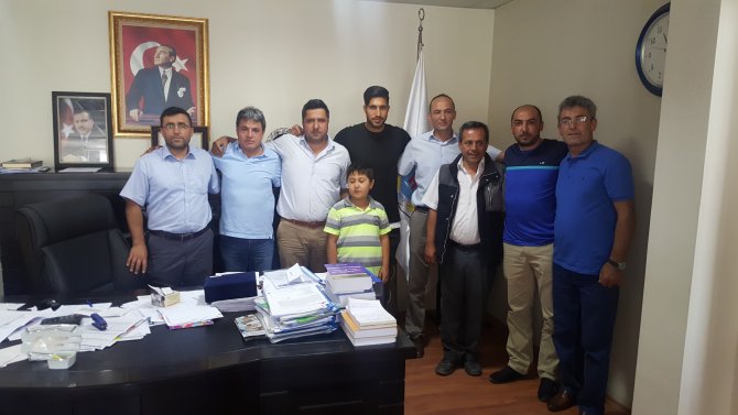 Liverpool'un yıldızı Emre Can memleketi Hocalar’da hasret giderdi