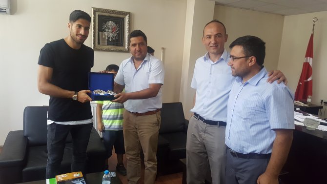 Liverpool'un yıldızı Emre Can memleketi Hocalar’da hasret giderdi