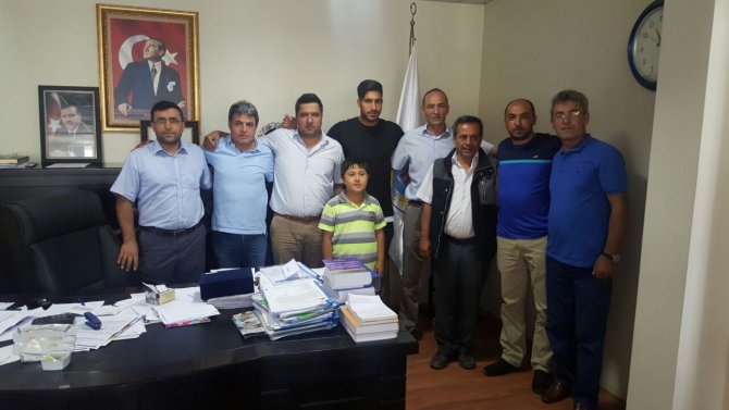 Liverpool'un yıldızı Emre Can memleketi Hocalar’da hasret giderdi