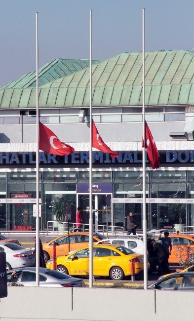 Bir günlük milli yas ilan edilmesinin ardından İstanbul’da bayraklar yarıya indirildi