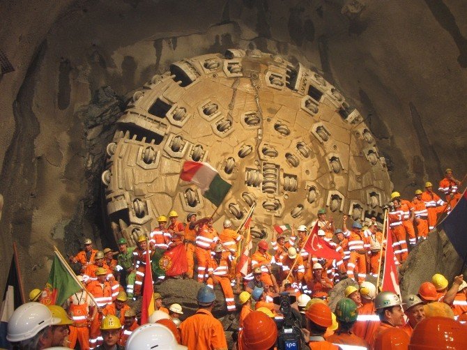 Dünyanın En Uzun Tüneli Açıldı