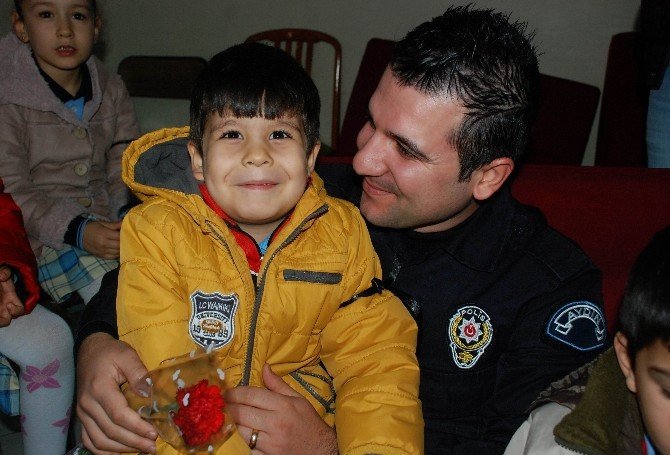 Aydınlı miniklerden çevik kuvvet polisine taziye ziyareti