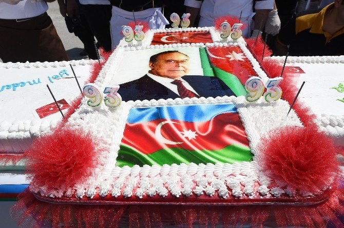 Azerbaycan’ın Efsanevi Lideri Aliyev İçin 93 Metre Uzunluğunda Yaş Pasta Kesildi