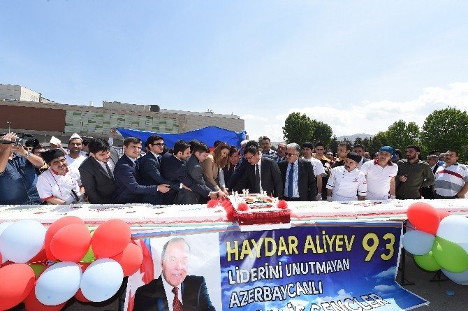 Azerbaycan’ın Efsanevi Lideri Aliyev İçin 93 Metre Uzunluğunda Yaş Pasta Kesildi