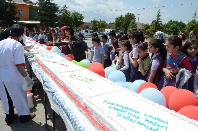 Azerbaycan’ın Efsanevi Lideri Aliyev İçin 93 Metre Uzunluğunda Yaş Pasta Kesildi