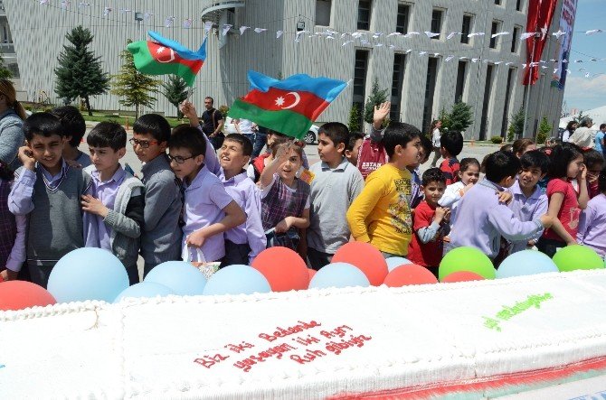 Azerbaycan’ın Efsanevi Lideri Aliyev İçin 93 Metre Uzunluğunda Yaş Pasta Kesildi