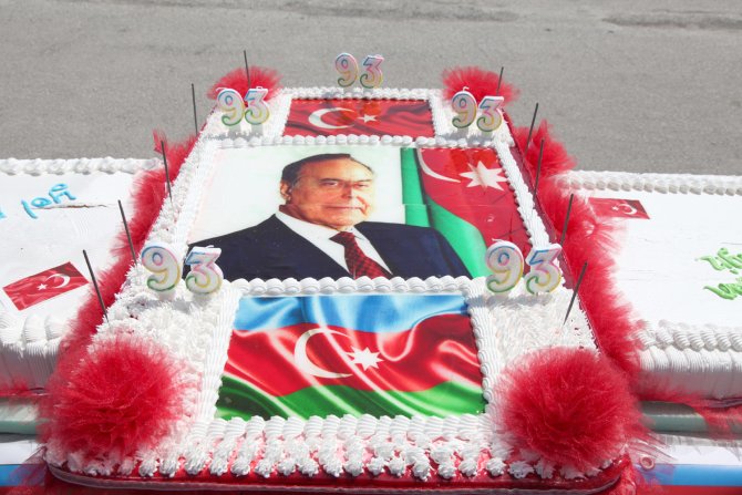 Haydar Aliyev’in 93. doğum günü için 93 metre uzunluğunda pasta kesildi