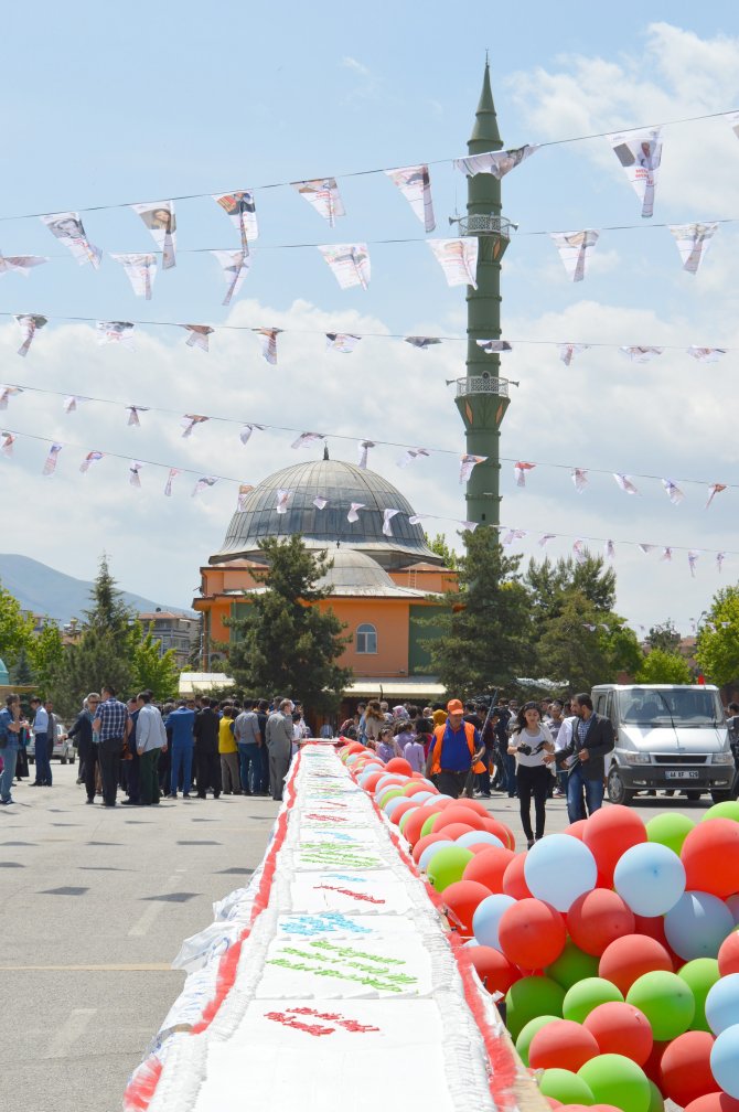 Haydar Aliyev’in 93. doğum günü için 93 metre uzunluğunda pasta kesildi