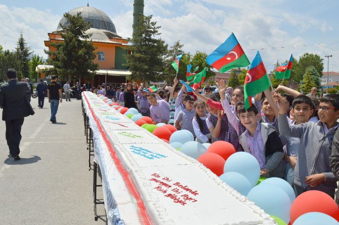 Haydar Aliyev’in 93. doğum günü için 93 metre uzunluğunda pasta kesildi