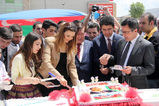 Haydar Aliyev’in 93. doğum günü için 93 metre uzunluğunda pasta kesildi