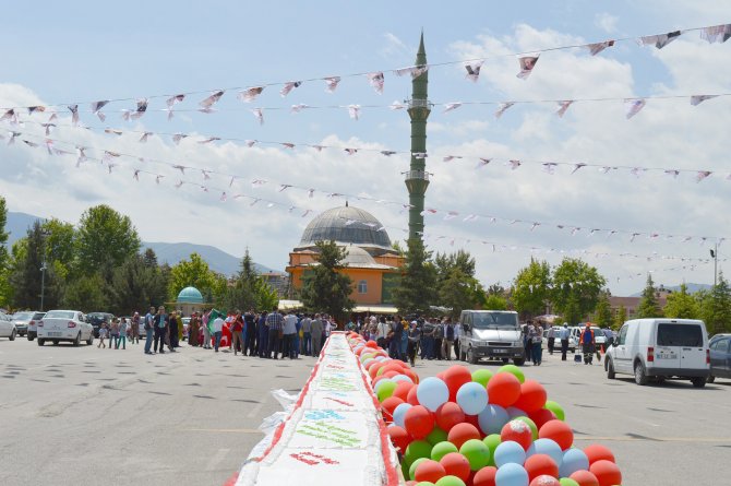 Haydar Aliyev’in 93. doğum günü için 93 metre uzunluğunda pasta kesildi