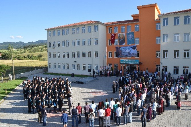 Sındırgı MYO’da Mezuniyet Coşkusu