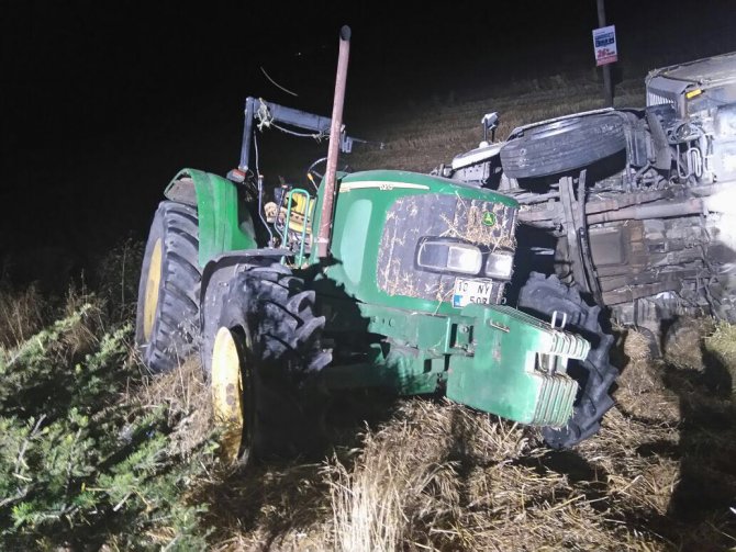 TIR, römorkunda saman yüklü traktöre çarptı: 2 ölü 4 yaralı