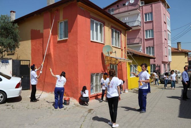 'Üniversiteli Eller Renkli Şehirler Projesi' kapsamında 39 ev boyanıyor