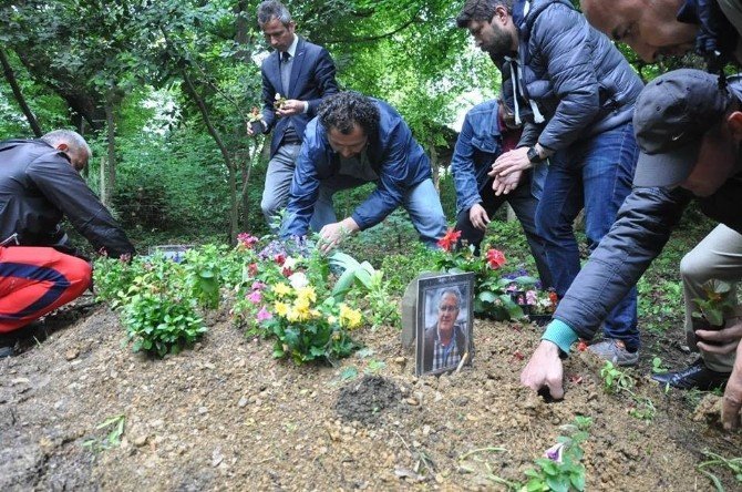 Geçen Yıl Dövülerek Öldürülen Öğretmen Mezarı Başında Anıldı