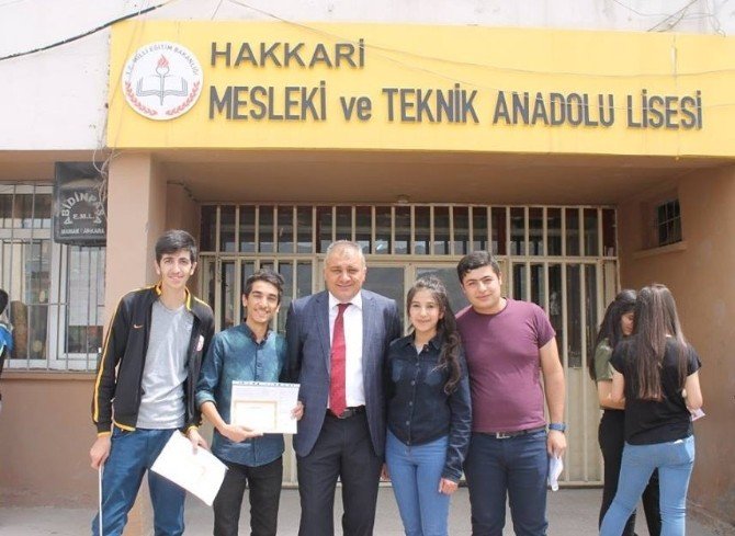 Hakkari Mesleki Ve Teknik Anadolu Ticaret Lisesi 140 Mezun Verdi