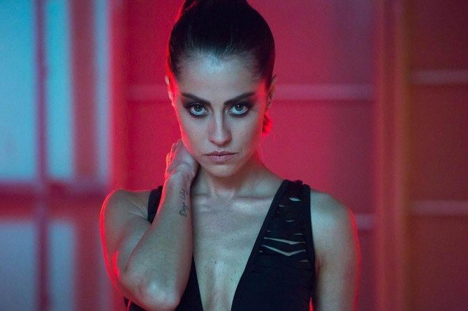 Derya Uluğ’dan "Okyanus" İle Yaza Merhaba