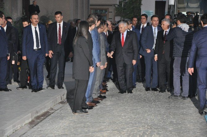 Başbakan Yıldırım, Afyonkarahisar Valisi Aziz Yıldırım’ı ziyaret etti