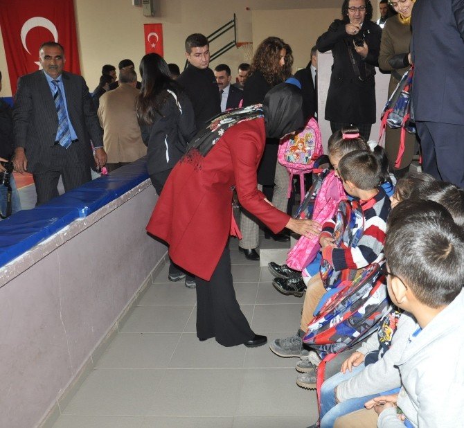 Başbakan Yıldırım’ın kızı ve kardeşinden öğrencilere eğitim seti