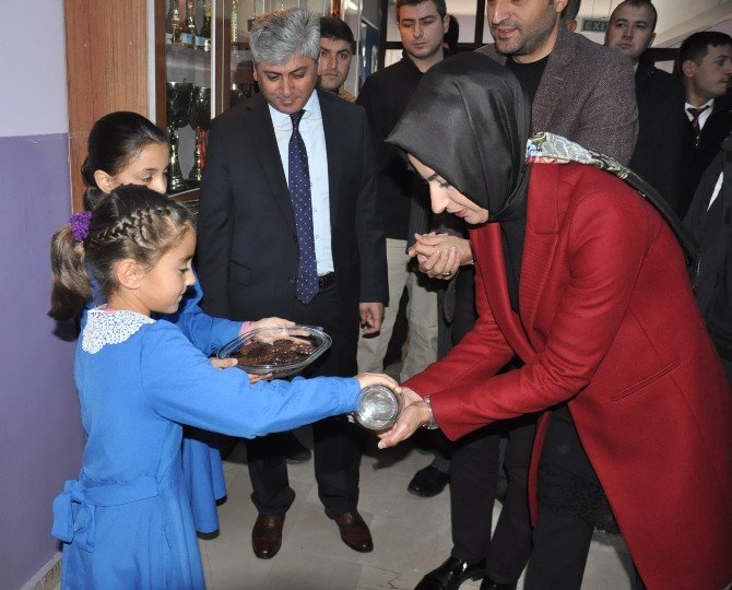 Başbakan Yıldırım’ın kızı ve kardeşinden öğrencilere eğitim seti