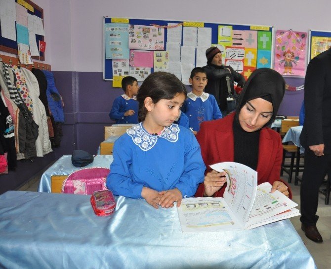 Başbakan Yıldırım’ın kızı ve kardeşinden öğrencilere eğitim seti
