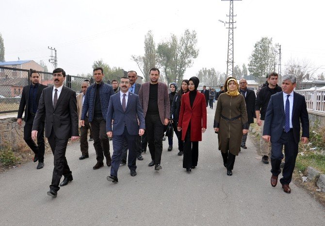 Başbakan Yıldırım’ın kızı ve kardeşinden öğrencilere eğitim seti