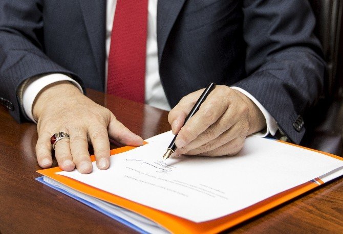 Başbakan Yıldırım’ın Anayasa Değişikliği teklifini imzalamasının fotoğrafı paylaşıldı