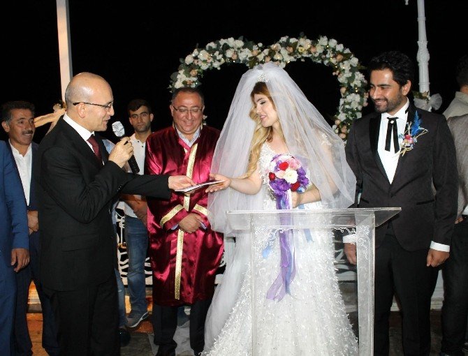 Başbakan Yardımcısı Mehmet Şimşek, yeğeninin düğününe katıldı