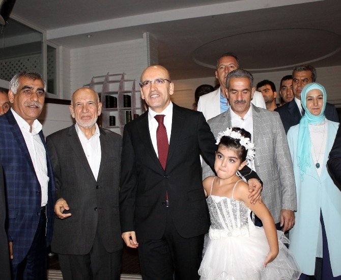 Başbakan Yardımcısı Mehmet Şimşek, yeğeninin düğününe katıldı