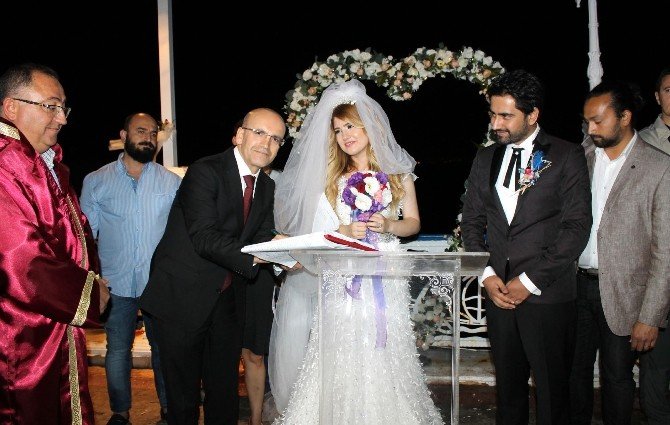 Başbakan Yardımcısı Mehmet Şimşek, yeğeninin düğününe katıldı