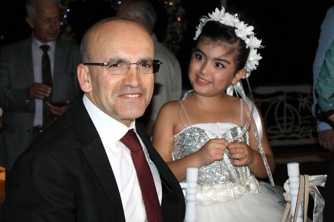 Başbakan Yardımcısı Mehmet Şimşek, yeğeninin düğününe katıldı