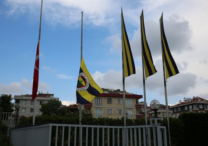 Fenerbahçe'de 'Milli Yas' nedeniyle tüm tesislerdeki bayraklar yarıya indirildi