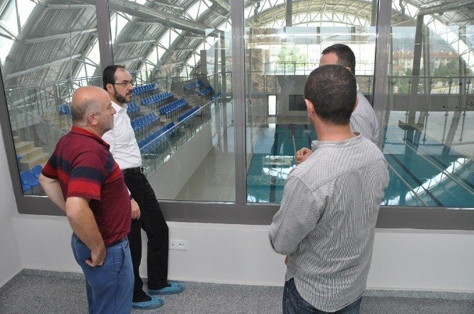 Başkan Ayaz Yeniköy Yarı Olimpik Yüzme Havuzunu Gezdi