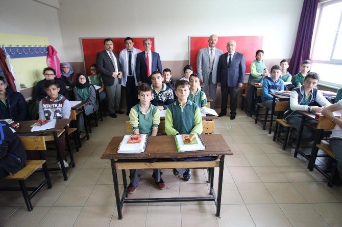 Başkan Akcan’dan Cumhuriyet Ortaokulu’na ziyaret