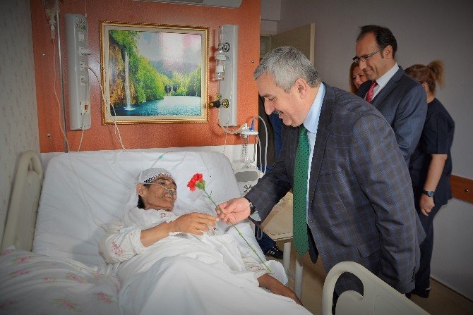 Başkan Baran’dan hastalara moral ziyareti