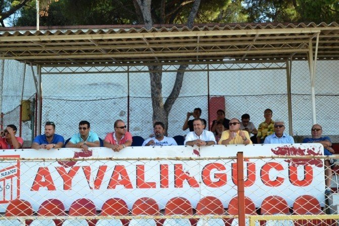 Ayvalık Hüsnü Uğural Stadyumunda tribünler yenileniyor