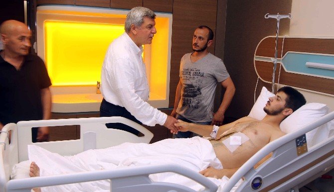 Başkan Karaosmanoğlu, darbe girişiminde yaralanan genci ziyaret etti