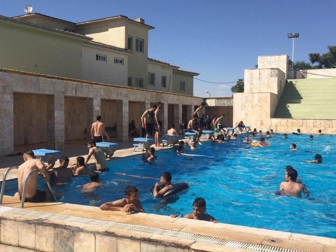 Batman’da olimpik yüzme havuzu dolup taşıyor