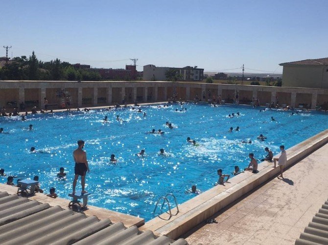 Batman’da olimpik yüzme havuzu dolup taşıyor