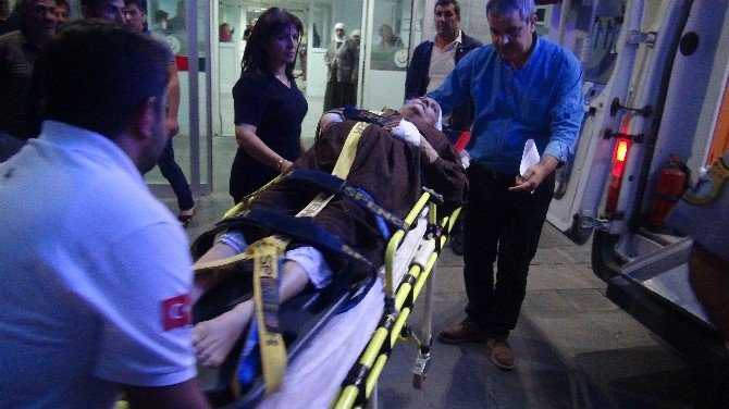 Diyaliz Hastalarını Taşıyan Minibüs Kaza Yaptı: 13 Yaralı