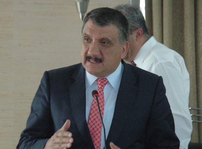 Selahattin Gürkan, yılın ilçe belediye başkanı ödülünü aldı