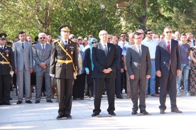 İzmir’in ilçelerinde 30 Ağustos sade törenlerle kutlandı