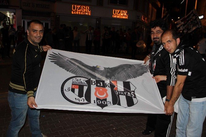 Beşiktaş Taraftarlarından Duygulandıran Pankart