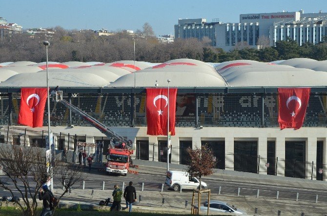 Bir günlük milli yas ilan edilmesinin ardından İstanbul’da bayraklar yarıya indirildi