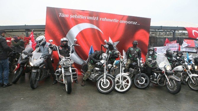 Motosiklet tutkunları Şehitler Tepesi’nde terörü protesto etti