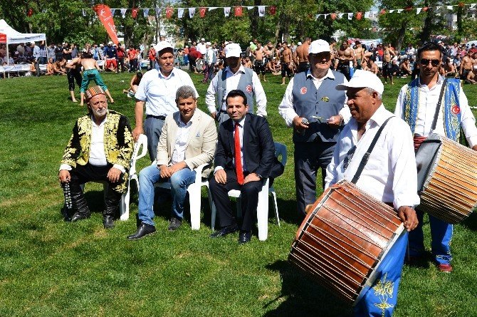 Beylikdüzü’nde İlk Kez Yapılan Yağlı Güreş Peşrevlerle Geldi