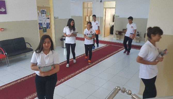 Öğrencilerin Ayaklarına Kırmızı Halı Seren Lise