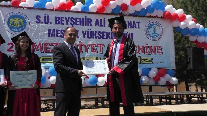 Beyşehir MYO’da Mezuniyet Sevinci