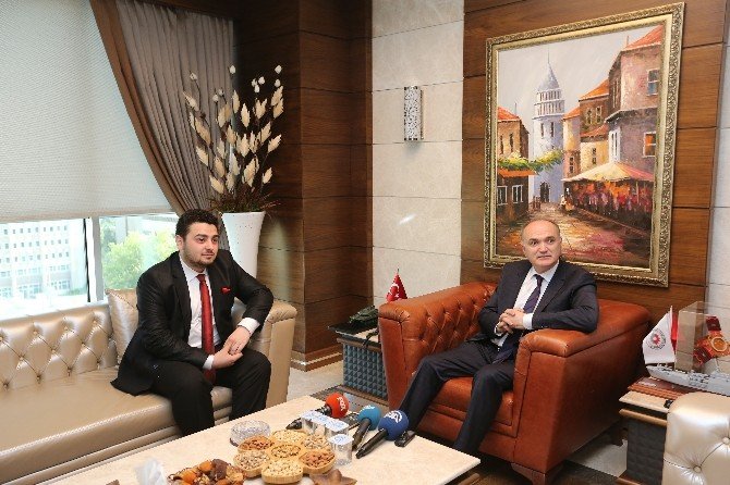 Bakan Özlü, CERN’e kabul edilen Ahmet Serdar Mutluer’le bir araya geldi